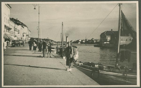 Esterno - Porto - Banchina - Barche - Edifici - Ritratto femminile - Marieda Di Stefano - Veduta