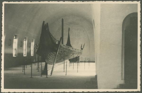 Oslo - Museo delle navi vichinghe - Interno, sala - Nave Oseberg in legno