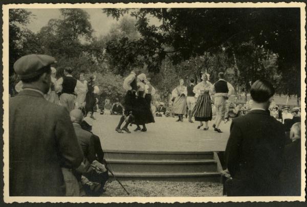 Oslo, penisola di Bygdøy - Museo del popolo norvegese - Spettacolo all'aperto - Danza tradizionale - Ballerini in abiti tradizionali - Pubblico