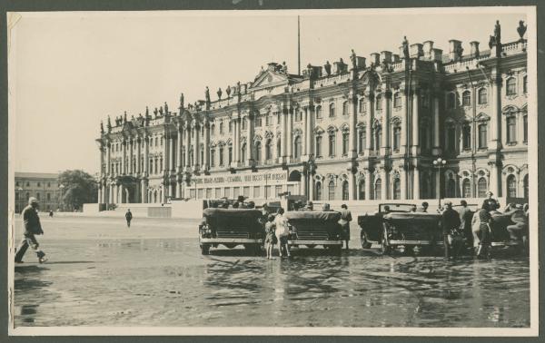 San Pietroburgo - Piazza del Palazzo - Palazzo d'Inverno, ingresso - Museo Ermitage - Automobili