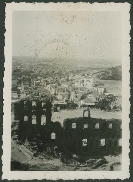 Atene - Acropoli - Teatro di Erode Attico, odèon - Veduta della città