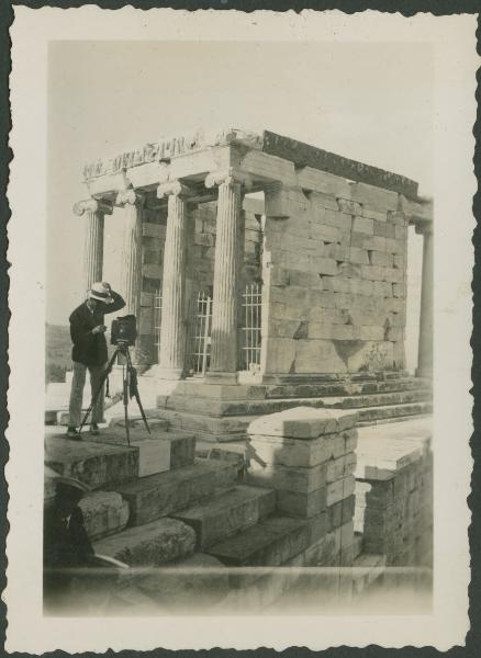 Atene - Acropoli - Propilei - Tempio di Atena Nike - Uomo con macchina fotografica