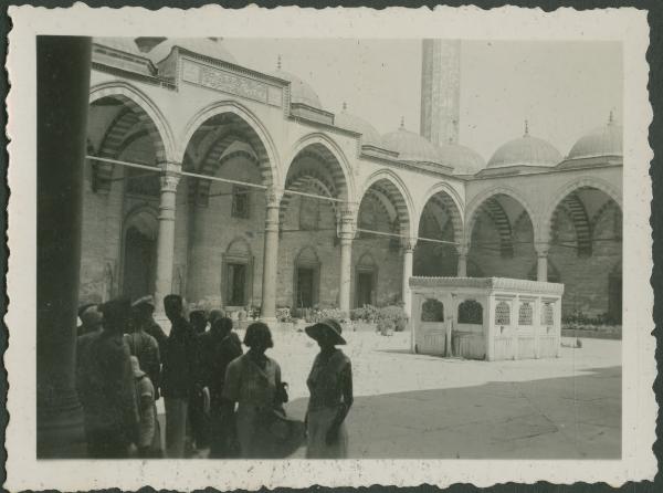 Istanbul - Moschea di Solimano - Cortile interno - Turisti