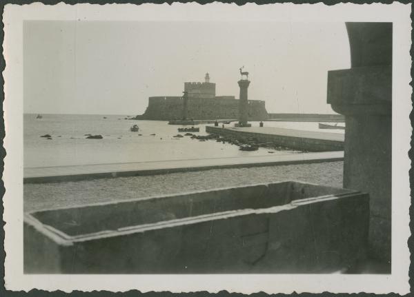 Rodi - Mare - Porto Mandraki - Forte di San Nicola - Faro - Colonne con le statue con la coppia di daini