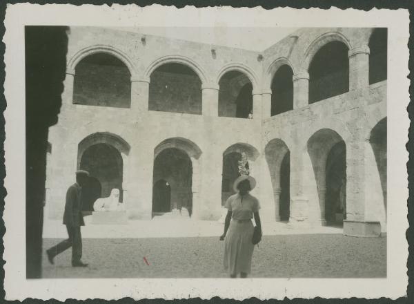 Rodi - Museo Archeologico - Ospedale dei Cavalieri - Doppia loggia - Arcate - Ritratto femminile - Marieda Di Stefano - Scultura di leone in pietra