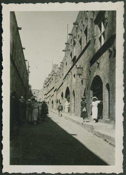 Rodi - Via dei Cavalieri - Ritratto femminile - Marieda Di Stefano e Mariuccia Mendini - Turisti