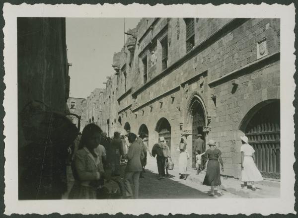 Rodi - Via dei Cavalieri - Turisti - Marieda Di Stefano e Mariuccia Mendini