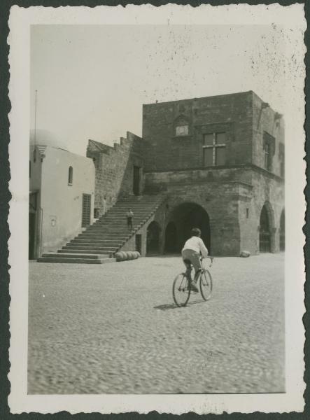 Rodi - Palazzo Castellania - Uomo con bicicletta