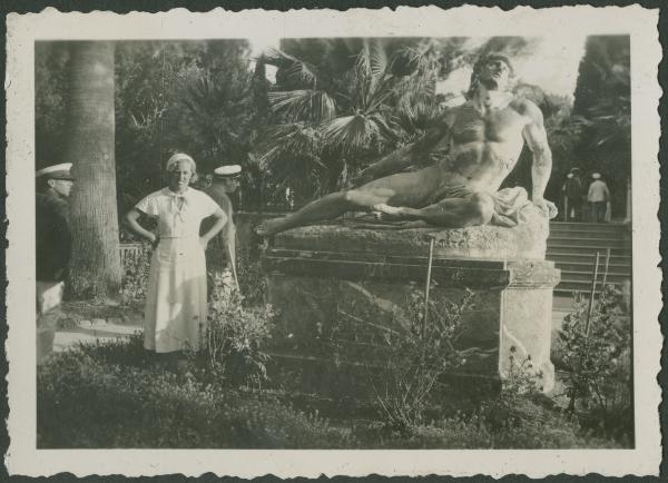 Corfù - Palazzo Achilleion - Giardino - Statua di Achille - Ritratto femminile - Marieda Di Stefano