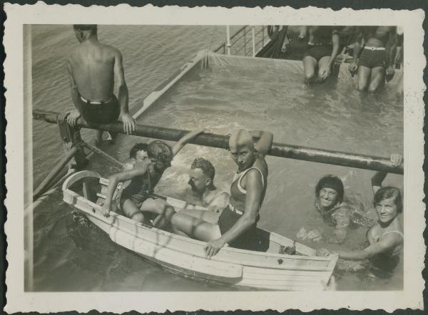 Ritratto di gruppo - Mariuccia Mendini e Gigi Bosisio sulla barchetta, Marieda Di Stefano e altre persone in acqua - Nave da crociera Stella d'Italia - Piscina