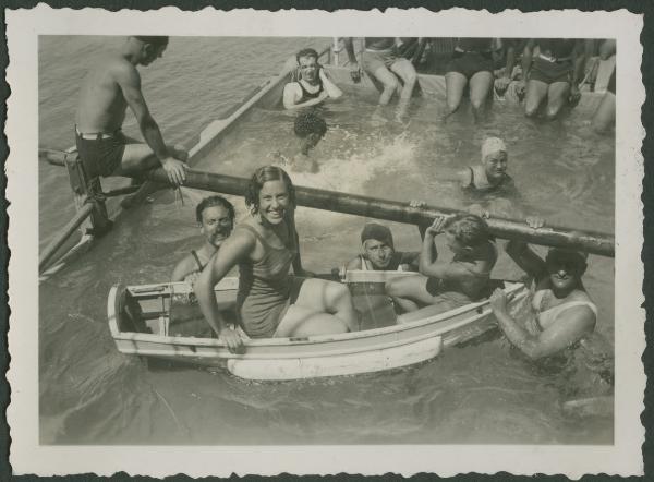 Ritratto di gruppo - Marieda Di Stefano e Gigi Bosisio sulla barchetta, Mariuccia Mendini e altre persone in acqua - Nave da crociera Stella d'Italia - Piscina