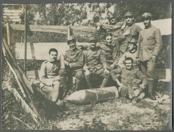 Prima Guerra Mondiale - Accampamento militare - Ritratto di gruppo maschile - Antonio Boschi con altri militari italiani - Proiettile di cannone - Gradisca d'Isonzo