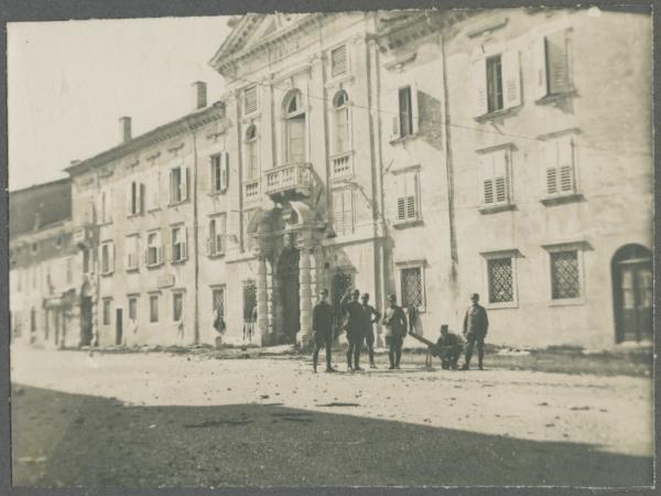 Prima Guerra Mondiale - Ritratto di gruppo - Militari italiani - Gradisca d'Isonzo - Palazzo Torriani