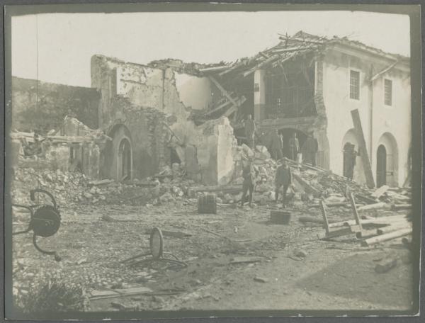 Prima Guerra Mondiale - Ritratto di gruppo - Militari italiani tra le macerie - Gradisca d'Isonzo - Palazzo bombardato