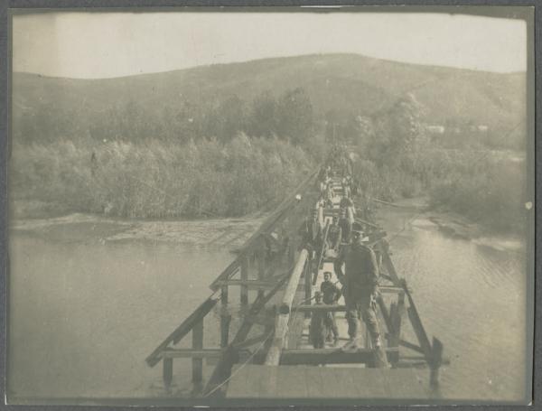 Prima Guerra Mondiale - Fiume Isonzo - Ritratto di gruppo - Militari sulla passerella - Gradisca d'Isonzo