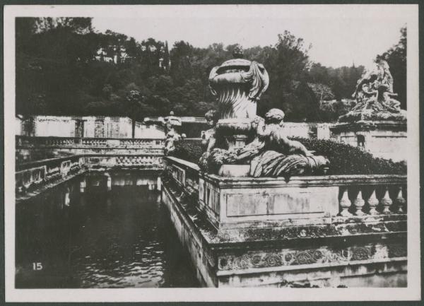 Nimes - Giardini della fontana