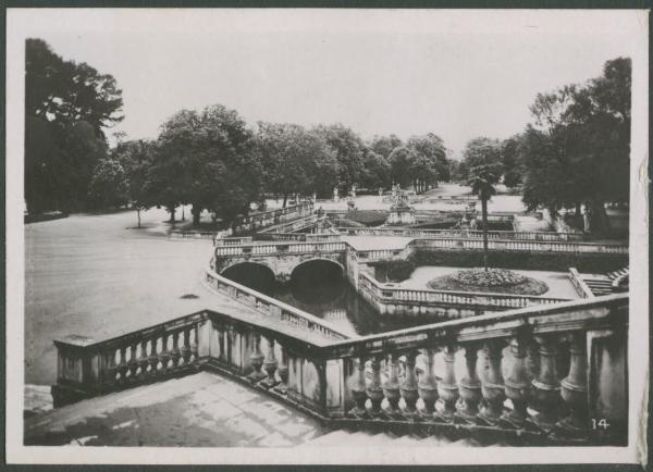 Nimes - Giardini della fontana