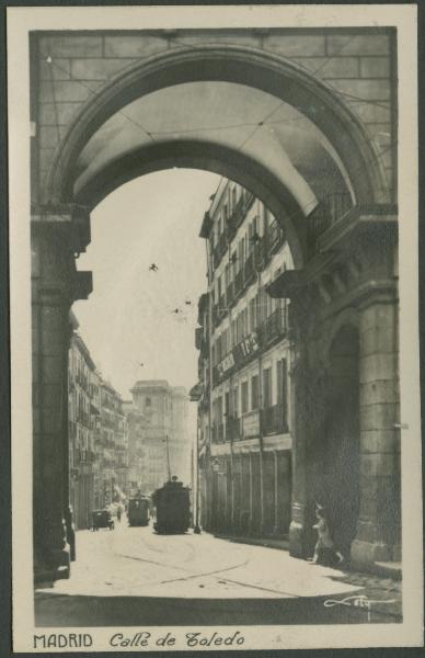 Madrid - Calle de Toledo - Veduta da Plaza Mayor - Arco di passaggio - Strada - Tranvia - Tram