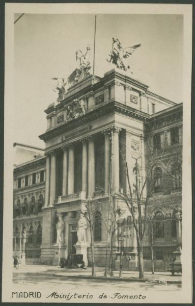 Madrid - Palazzo del Fomento (Palacio de Fomento) - Ministero - Facciata - Cariatidi