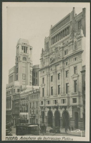 Madrid - Palazzo del Ministero dell'Istruzione (Ministerio de Educación de España) - Facciata - Tram - Automobili