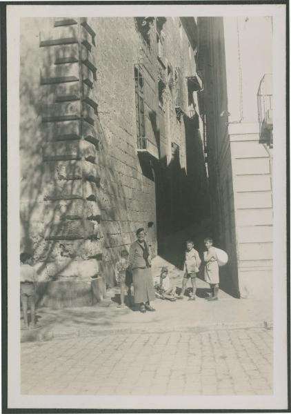 Granada - Strada - Ritratto di gruppo - Marieda Di Stefano con bambini