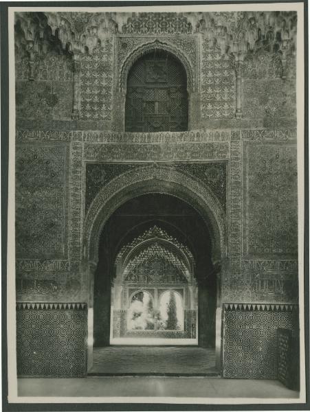 Granada - Alhambra - Palazzo dei Leoni - Sala de las Dos Hermanas (sala delle due sorelle) - Porte, archi - Decorazioni - Balcone