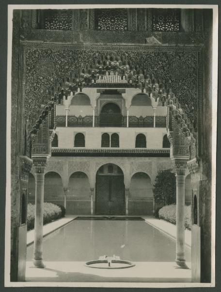 Granada - Alhambra - Palazzo de Comares - Patio de los Arrayanes (Chiostro dei mirti) - Cortile, piscina - Arco, portici - Decorazioni