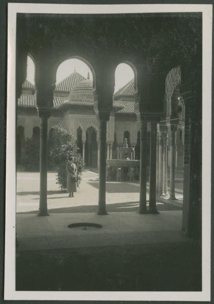 Granada - Alhambra - Palazzo dei Leoni - Patio dei Leoni, chiostro - Portici, fontana - Ritratto femminile - Marieda Di Stefano