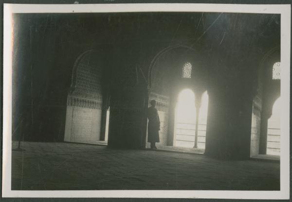 Granada - Alhambra - Palazzo de Comares - Salón de Comares o de los Embajadores (Sala degli Ambasciatori) - Interno - Finestre - Ritratto femminile - Marieda Di Stefano