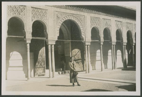 Granada - Alhambra - Palazzo dei Leoni - Patio dei Leoni, chiostro - Portici - Ritratto femminile - Marieda Di Stefano