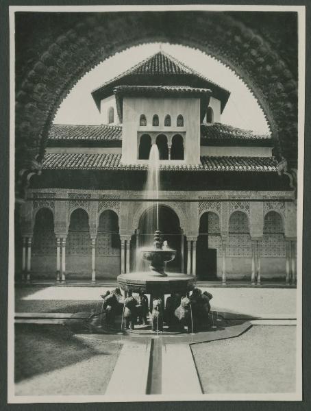 Granada - Alhambra - Palazzo dei Leoni - Patio dei Leoni, chiostro - Portici - Arco - Fontana dei Leoni