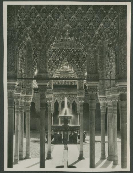 Granada - Alhambra - Palazzo dei Leoni - Patio dei Leoni, chiostro - Portici - Colonne - Fontana dei Leoni