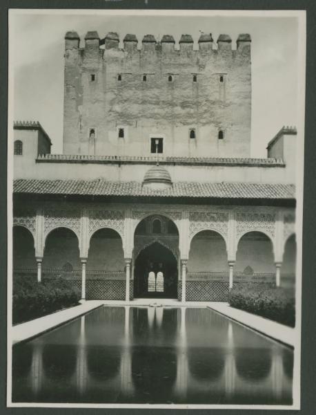 Granada - Alhambra - Palazzo de Comares - Patio de los Arrayanes (Chiostro dei mirti) - Cortile - Piscina - Portici - Torre