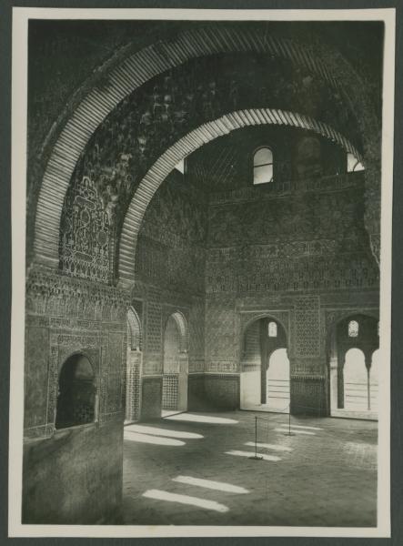 Granada - Alhambra - Palazzo de Comares - Salón de Comares o de los Embajadores (Sala degli Ambasciatori) - Interno - Archi - Decorazioni