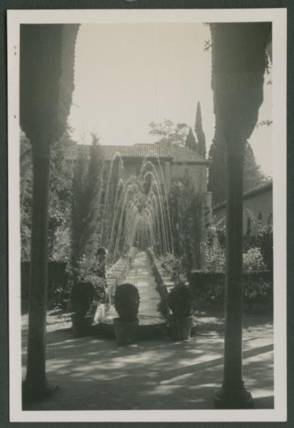 Granada - Alhambra - Palazzo del Generalife - Patio de la Acequia (Chiostro della Fossa dell'Irrigazione) - Giardino - Piscina - Fontane - Ritratto femminile - Marieda Di Stefano