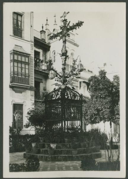 Siviglia - Plaza de Santa Cruz - Croce di ferro di Sebastián Conde - Lampioni