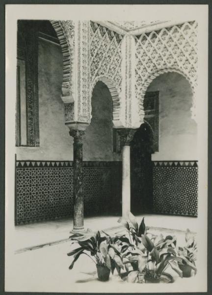 Siviglia - Palazzo Reale Alcázar - Patio de las Muñecas (Chiostro delle Bambole) - Porticato - Decorazioni, mosaici