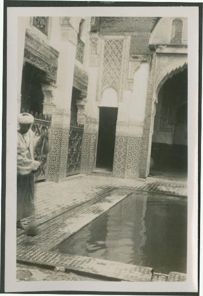 Fes - Madrasa (Scuola) as-Sahrij - Interno - Chiostro - Piscina - Uomo - Decorazioni