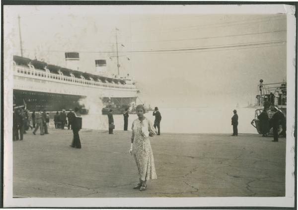 Ritratto femminile - Marieda Di Stefano davanti al piroscafo Rex - Napoli - Porto - Mare - Viaggio - Crociera