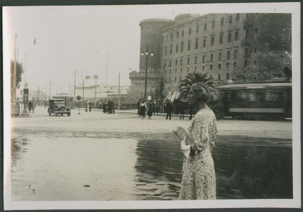 Ritratto femminile - Marieda Di Stefano - Napoli - Castel Nuovo, Maschio Angioino - Porto - Strada - Automobile - Tramvia - Tram - Viaggio - Crociera