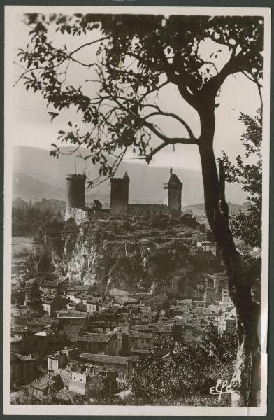 Foix - Chateau de Foix - Castello sulla collina rocciosa - Torri - Albero - Veduta dall'alto