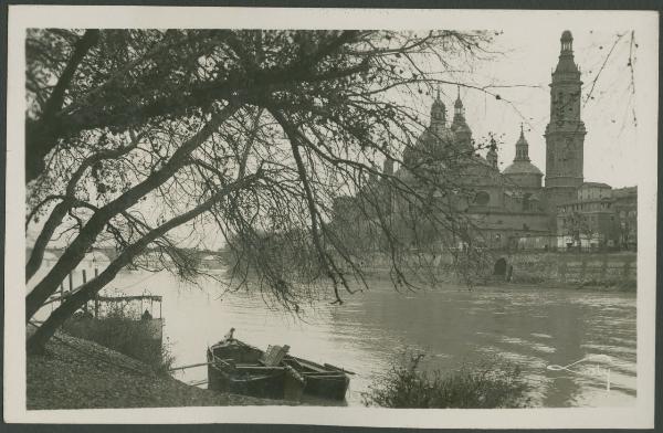 Saragozza - Boschetto (Arboledo) di Macanas - Fiume Ebro - Riva - Barche - Veduta della Basilica del Pilar - Chiesa