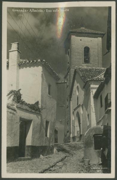 Granada: Albaicin - Quartiere arabo - Vicolo - Case - Chiesa - Campanile - Veduta