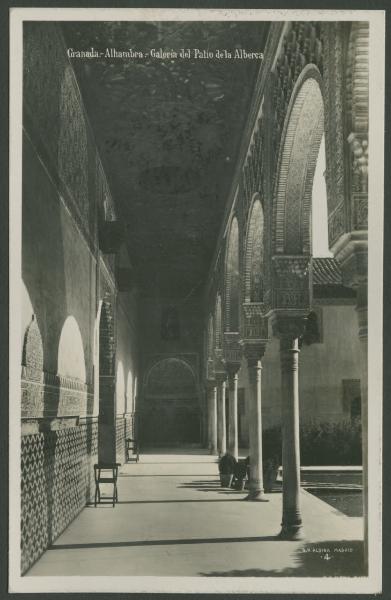 Granada - Alhambra - Palazzo de Comares - Patio de los Arrayanes o de la Alberca (Chiostro dei mirti) - Cortile - Portici - Galleria