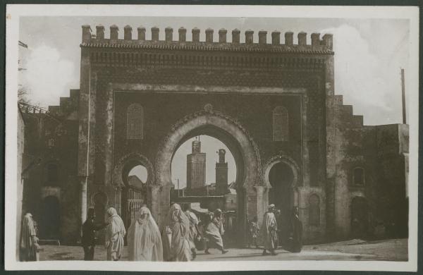 Fes - Porta Bab-Bou Jeloud - Mura - Minareti - Persone, donne con burqa