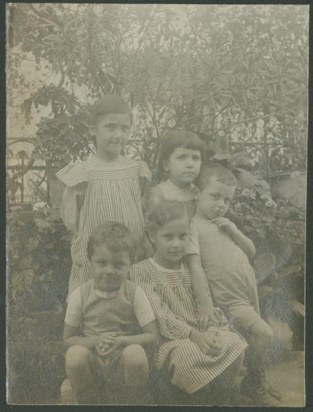 Ritratto di gruppo - Marieda Di Stefano con la sorella Fulvia, i fratelli Agostino, Marco e un'amica - Esterno - Balcone - Piante