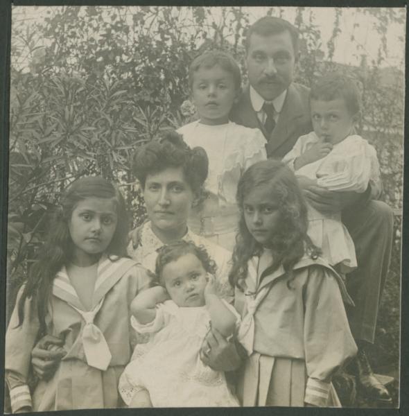 Ritratto di famiglia - Marieda Di Stefano con le sorelle Fulvia, Leli, i fratelli Agostino, Marco, il padre Francesco e la madre Mariettina - Esterno - Balcone - Piante