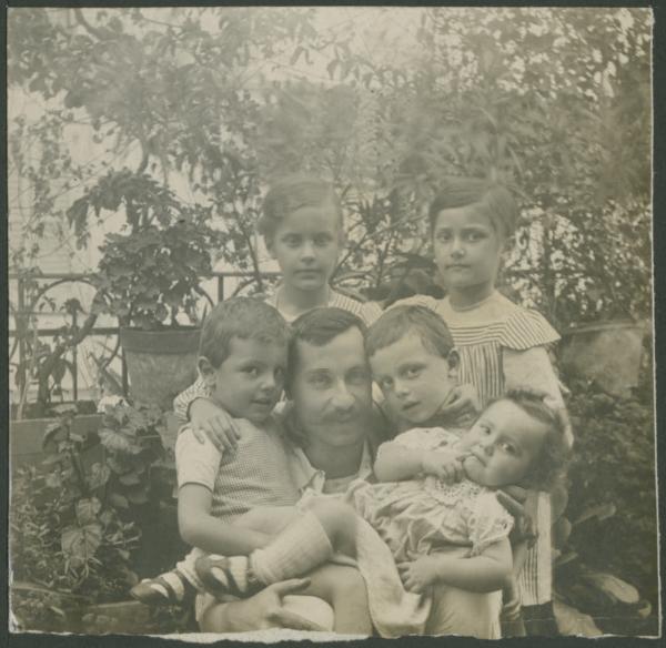 Ritratto di famiglia - Marieda Di Stefano con le sorelle Fulvia, Leli, i fratelli Agostino, Marco e il padre Francesco - Esterno - Balcone - Piante