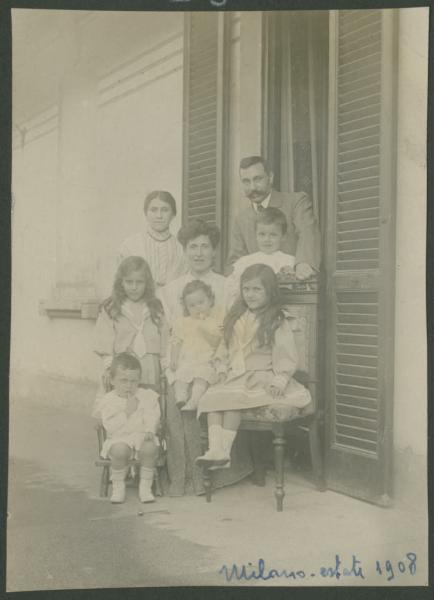 Ritratto di famiglia - Marieda Di Stefano con le sorelle Fulvia, Leli, i fratelli Agostino, Marco, il padre Francesco e la madre Mariettina - Esterno - Casa