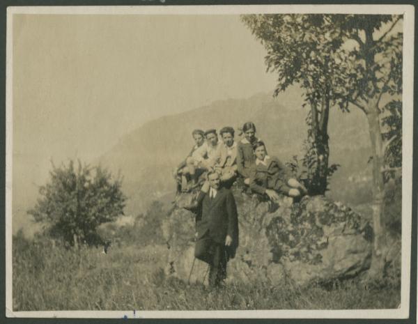 Ritratto di gruppo - Francesco Di Stefano con i figli Fulvia, Marco, Agostino e altri ragazzi a una roccia - Esterno - Montagna - Escursione